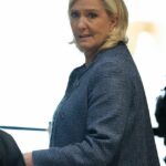 A Marine Le Pen tiltja a francia elnököt