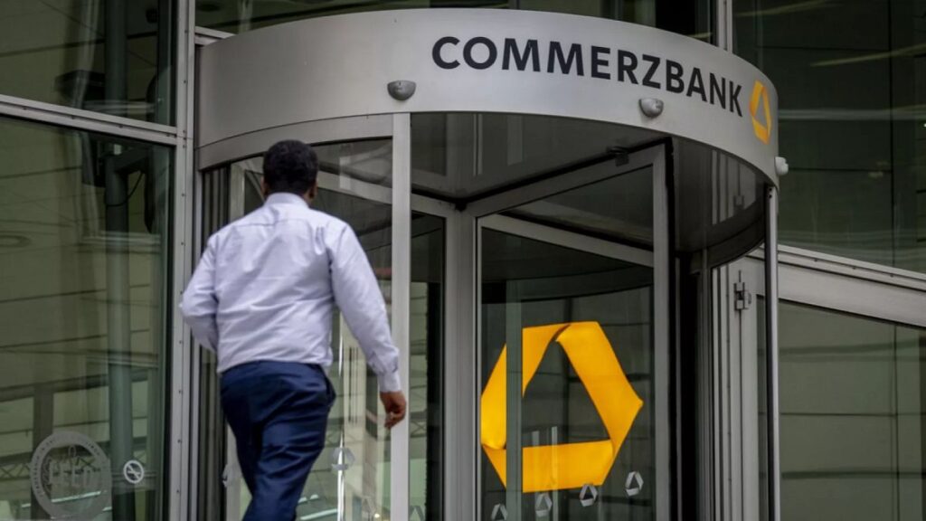 A CommerzBank jelentései a profit túlfeszültségről szólnak, mivel ez elhárítja az Unicredit ajánlatát