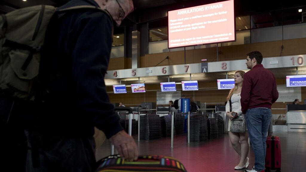 A járatok folytatódnak a Brüsszel Charleroi repülőtéren a bomba fenyegetése után a Ryanair repülőgép fedélzetén