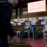 A járatok folytatódnak a Brüsszel Charleroi repülőtéren a bomba fenyegetése után a Ryanair repülőgép fedélzetén