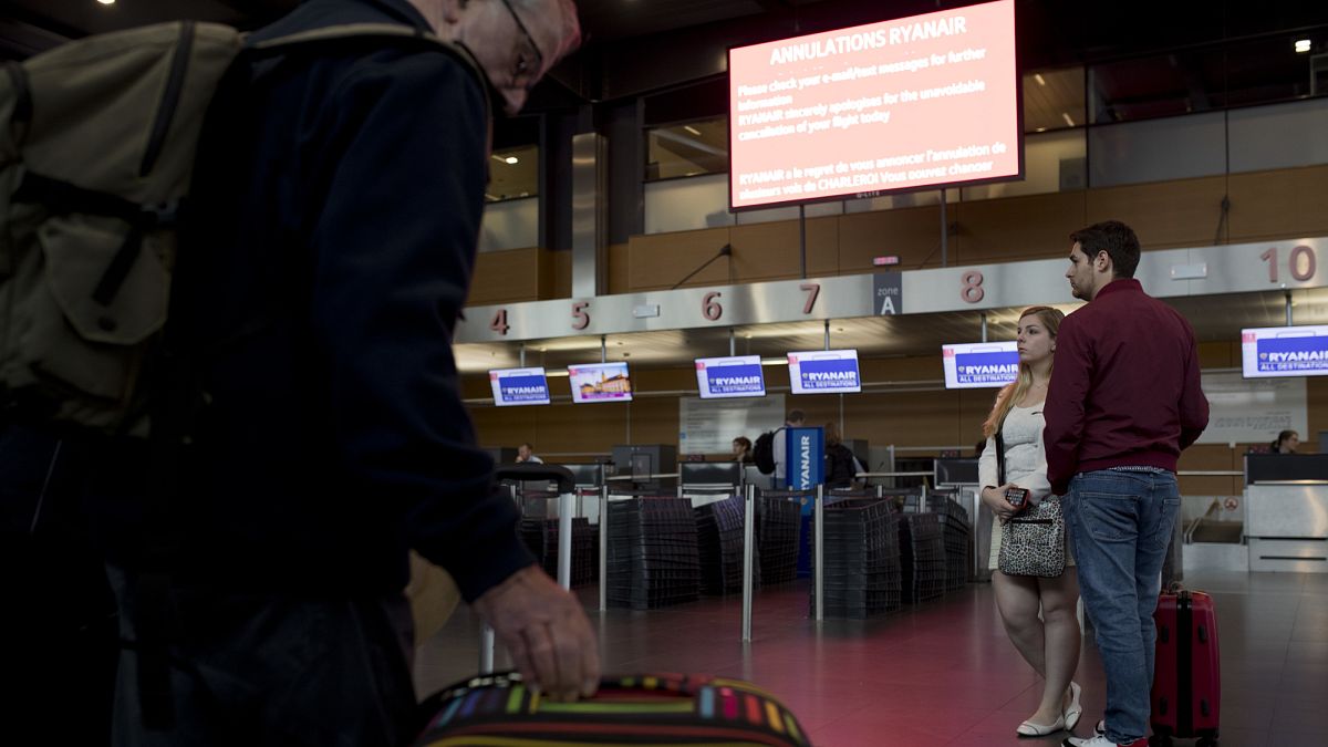 A járatok folytatódnak a Brüsszel Charleroi repülőtéren a bomba fenyegetése után a Ryanair repülőgép fedélzetén