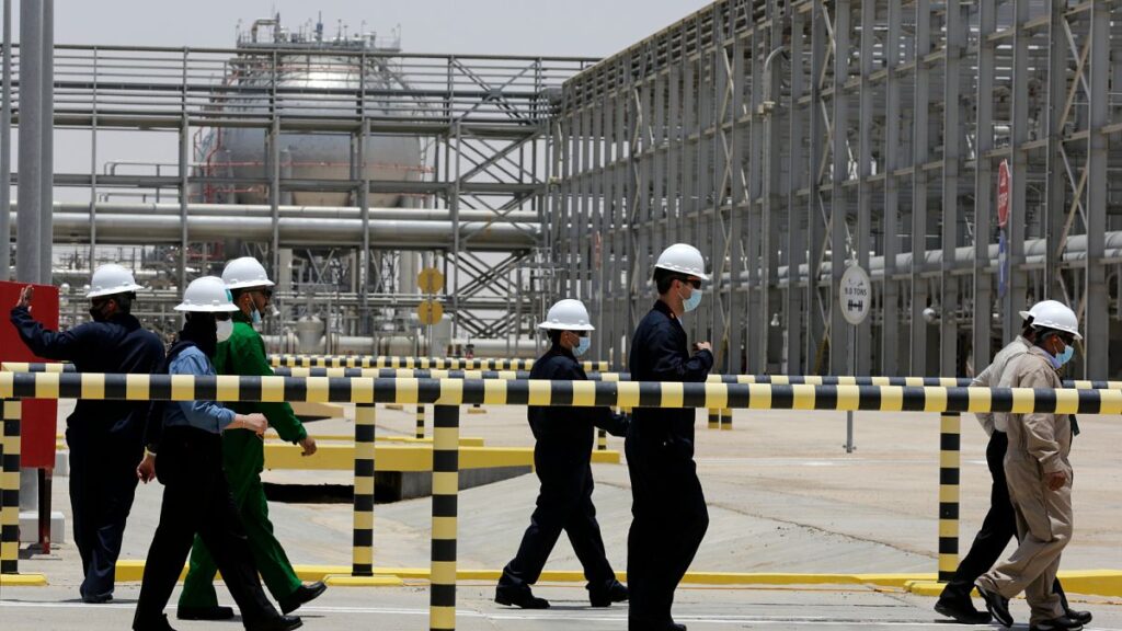 A szaúd -arábiai olaj óriás, Aramco a lemaradó olajárak miatt ütközik