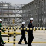 A szaúd -arábiai olaj óriás, Aramco a lemaradó olajárak miatt ütközik