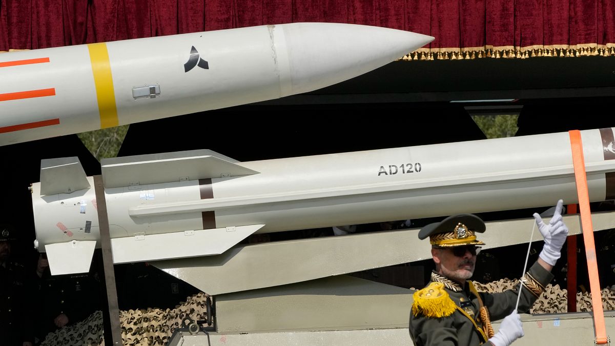 Drónok, rakéták vagy nukleáris bombák: Milyen fegyverekkel kell Iránnak megtorlnia Izrael ellen?