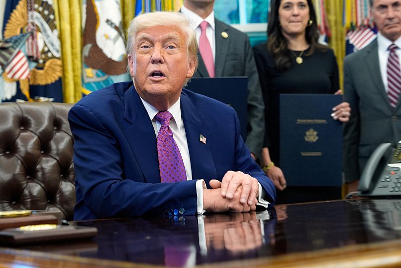 Donald Trump elnök újságírókkal beszél a Fehér Ház ovális irodájában, 2025. május 9 -én