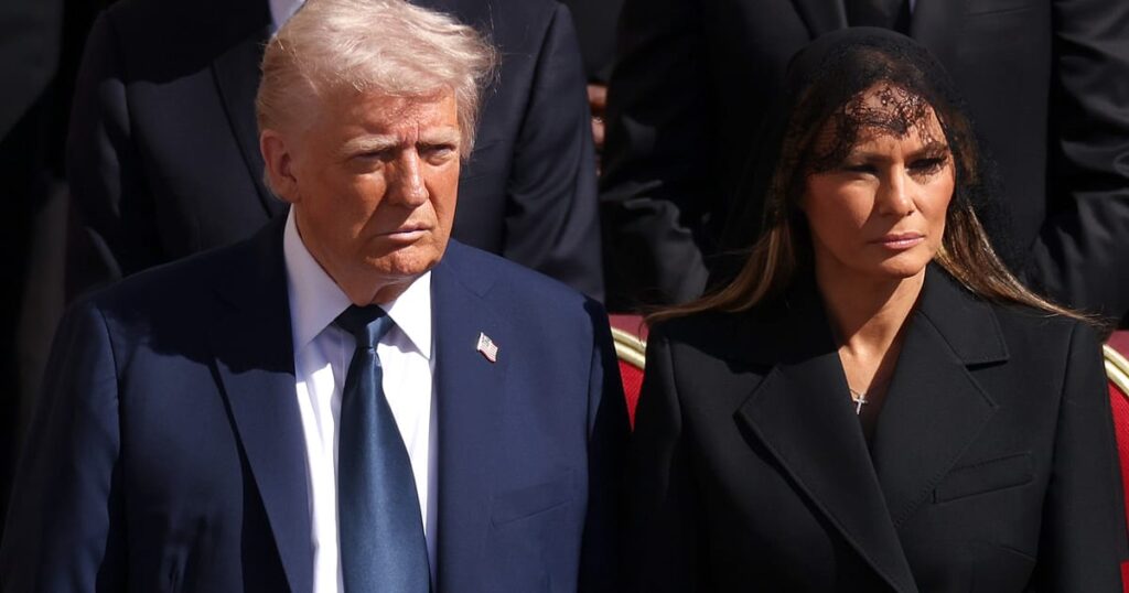 Szentségek és oldalsó csevegések: A pápa temetését a Trump üzletkötése árnyékolta
