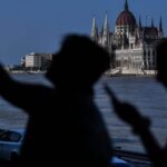 Kémellenes telefon tasakok felajánlották az EU törvényhozói számára Magyarországon utazás céljából