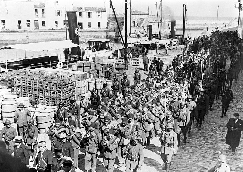 Az országukból kiűzött elítéltek 1935 -ben Franciaországból Devil -szigetre vitorláztak. (AP fotó)