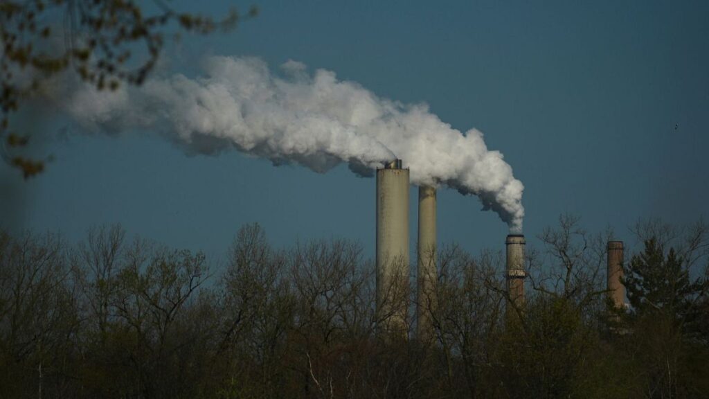 Szén -kibocsátás a pályán, hogy az 1,5 ° C -os küszöb 2028 -ra elkerülhetetlenné váljon, a tudósok figyelmeztetnek