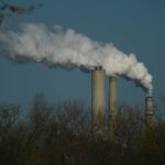 Szén -kibocsátás a pályán, hogy az 1,5 ° C -os küszöb 2028 -ra elkerülhetetlenné váljon, a tudósok figyelmeztetnek