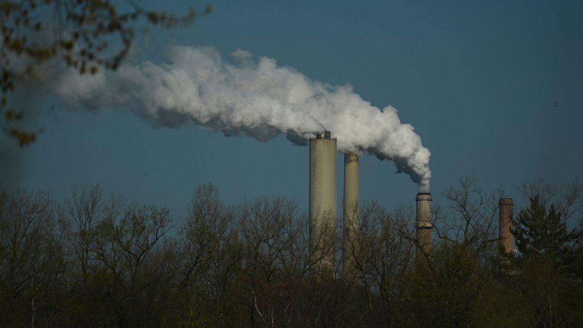 Szén -kibocsátás a pályán, hogy az 1,5 ° C -os küszöb 2028 -ra elkerülhetetlenné váljon, a tudósok figyelmeztetnek