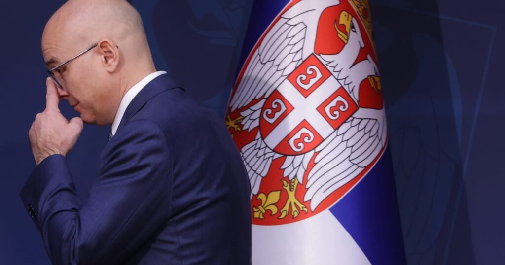 Szerbia kormánya lemond, amikor Vučić úszik a friss választásokról