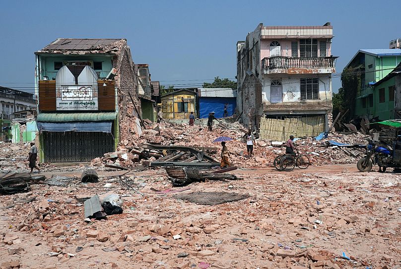 Az önkéntesek segítenek az összeomlott épületek tisztításában Naypyidaw -ban egy hónappal egy erős földrengés után, 2025. április 28 -án