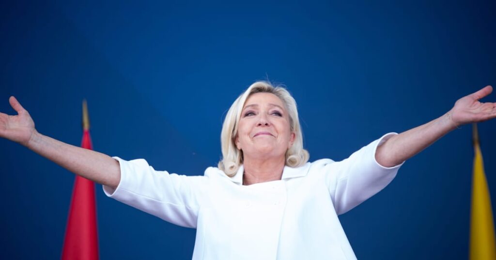 Marine Le Pen megragadja a pillanatát, hogy megrázza Franciaországot