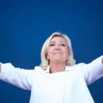 Marine Le Pen megragadja a pillanatát, hogy megrázza Franciaországot