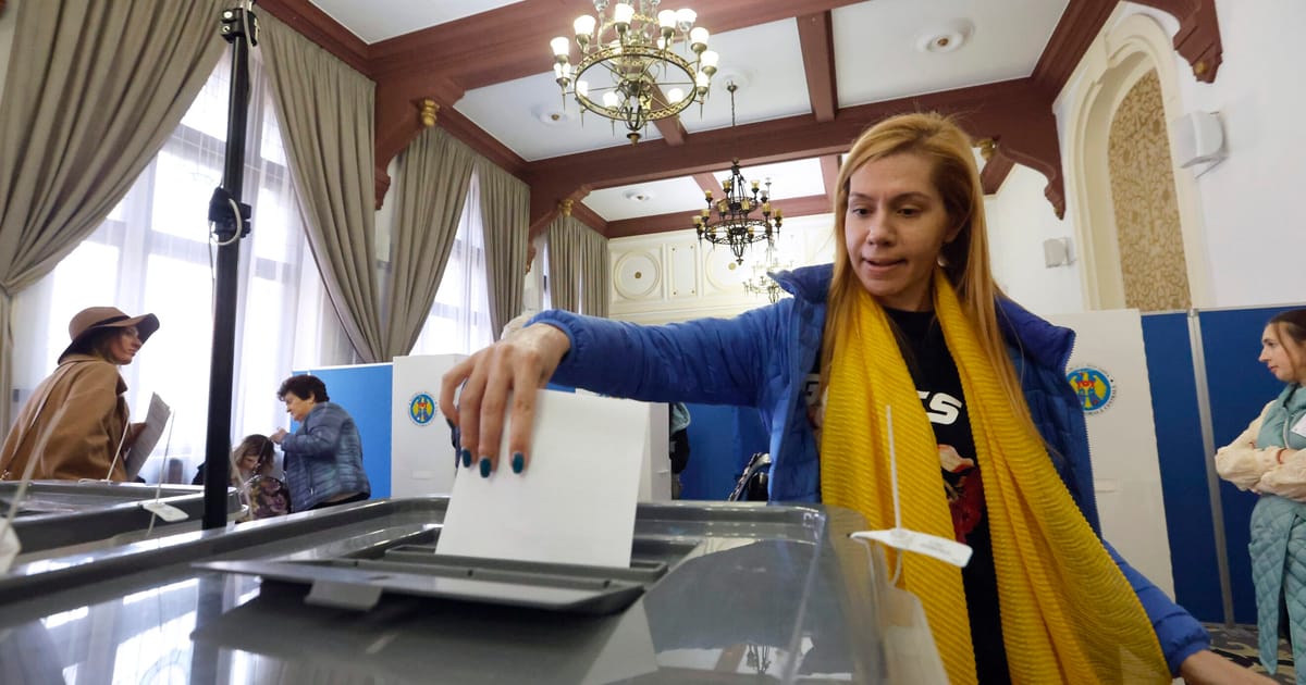 A moldovai rendőrök a választások előtt razziát tartottak az oroszok által támogatott gyanúsított beavatkozókra