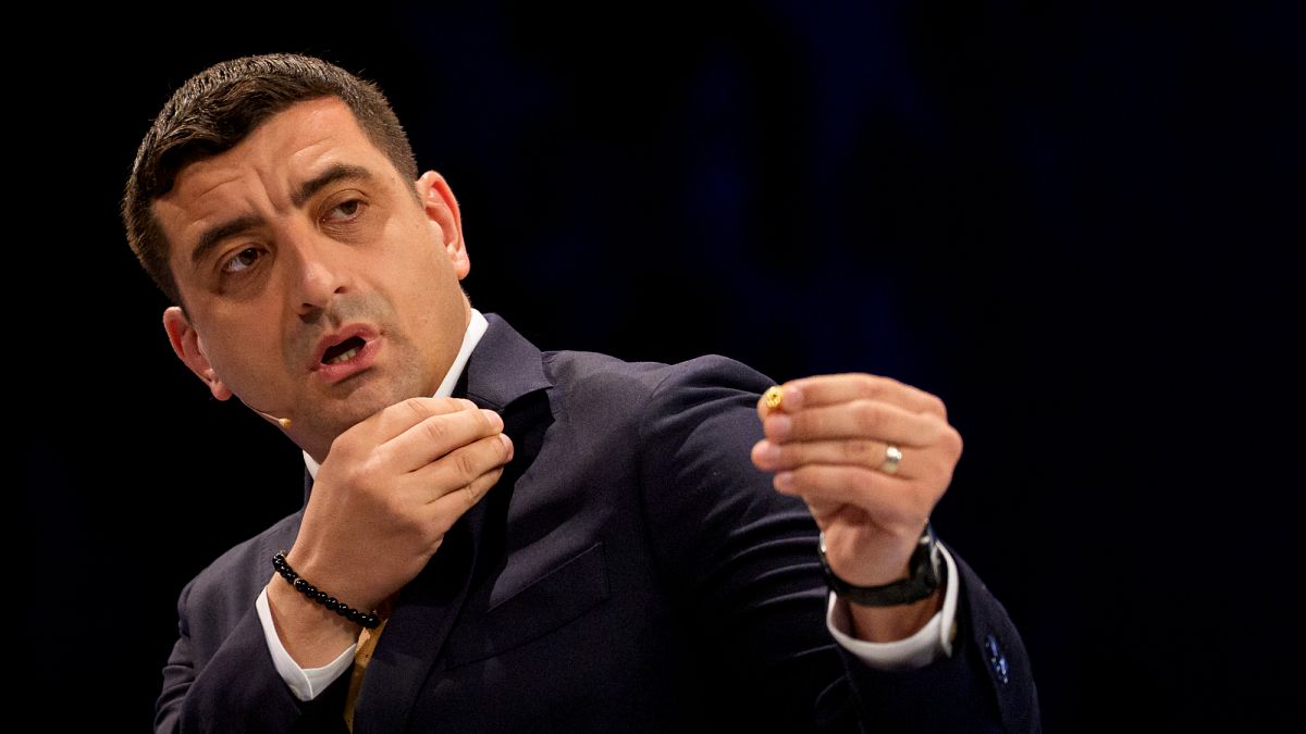 Simion román elnökjelölt-várományos megbízottai paktumot keresve keresik a magyar Orbánt