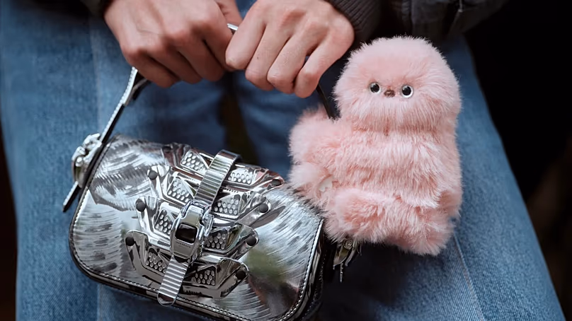 Egy kézitáskába kapaszkodó Mirumi