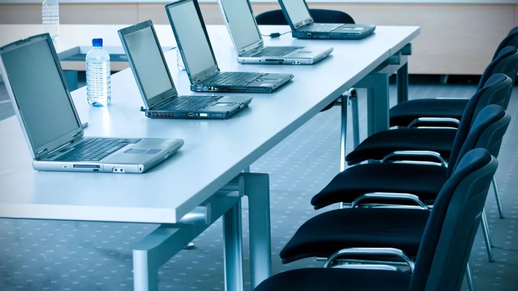 A jelentés arra figyelmeztet, hogy az uniós vállalatok lemaradnak a mesterséges intelligencia versenyében az elégtelen befektetés és a régi rendszerek miatt