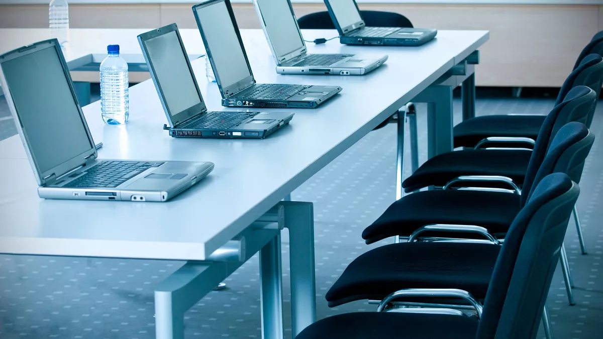 A jelentés arra figyelmeztet, hogy az uniós vállalatok lemaradnak a mesterséges intelligencia versenyében az elégtelen befektetés és a régi rendszerek miatt