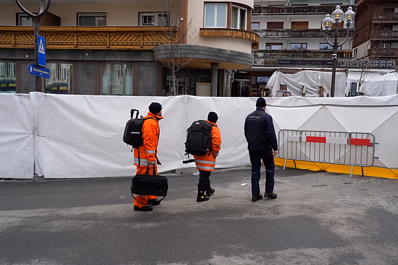 A szakértők 2026. január 2-án, pénteken érkeznek a lezárt Le Constellation bárba Crans-Montana-ban, a svájci Alpokban, Svájcban.