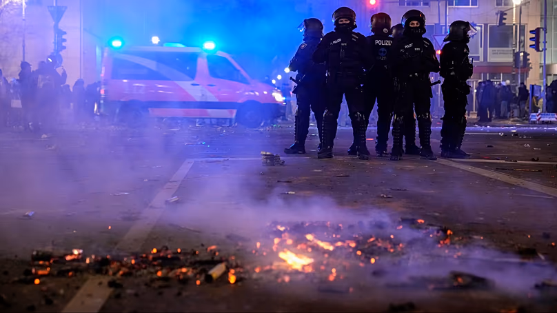 Rendőrök a berlini újévi tűzijáték után, 2025. január 1-jén