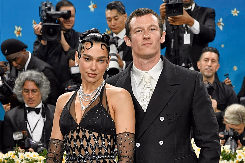 Dua Lipa és Callum Turner részt vesz a Metropolitan Museum of Art's Costume Institute gálán – 2025. május 5-én