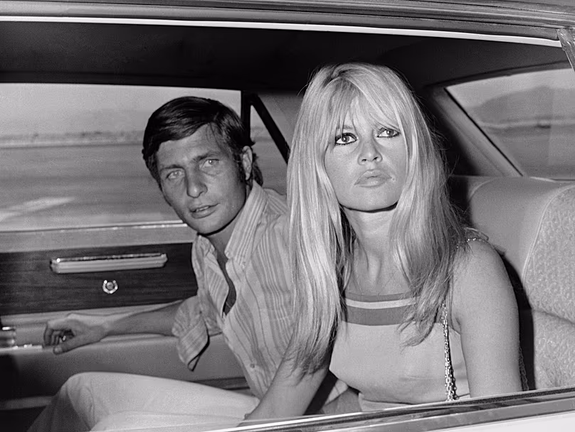 Brigitte Bardot francia filmszínésznő és férje, Gunter Sachs 1966. július 14-én Las Vegas-i nászútjukon repülőre ülve pózolnak.