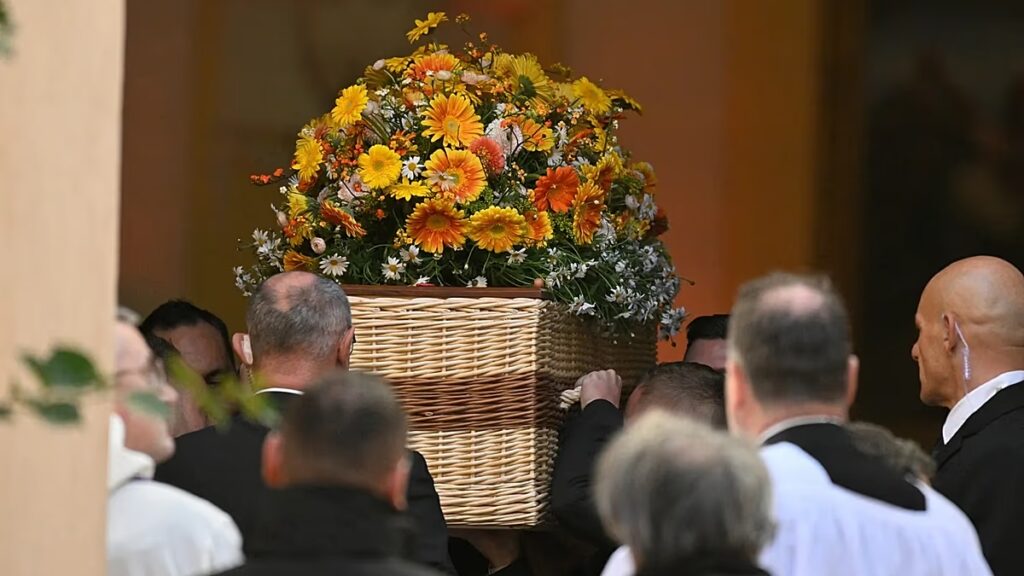 Franciaország Saint-Tropez-ban temetéssel és nyilvános hódolattal búcsúzik Brigitte Bardot filmsztártól