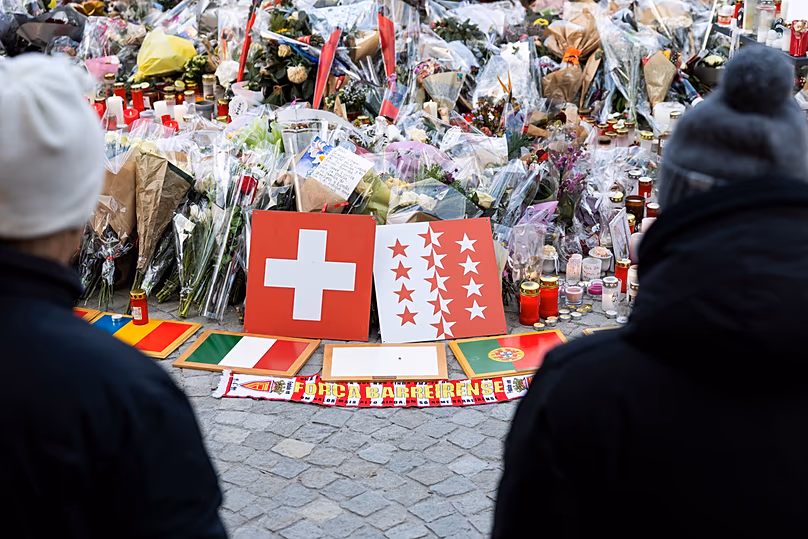 Svájcot, Romániát, Olaszországot, Portugáliát, Belgiumot, Franciaországot és Törökországot képviselő táblákat, valamint virágokat és gyertyákat helyeznek el az áldozatok tiszteletére.