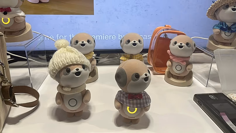 A Poketomo egy aranyos, zsebméretű mesterséges intelligencia-társ, amely egy szurikátára emlékeztet, és segít leküzdeni a fiatal felnőttek magányát.