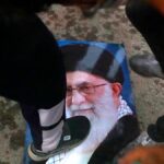 Tiltakozás a kreativitás ellen: Iráni nők cigarettára gyújtanak az ajatollah égő portréján