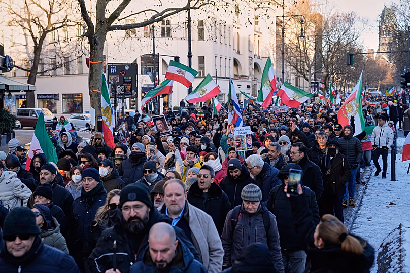 A tiltakozók részt vesznek a berlini tüntetésen a kormány elleni országos tömegtüntetések támogatására Iránban 2026. január 10-én, szombaton.