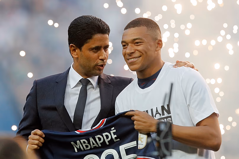 Nasser Al-Khelaifi, a PSG elnöke beszélt Kylian Mbappéval, amikor bejelentették, három évvel meghosszabbította szerződését, 2022. május 21-én.