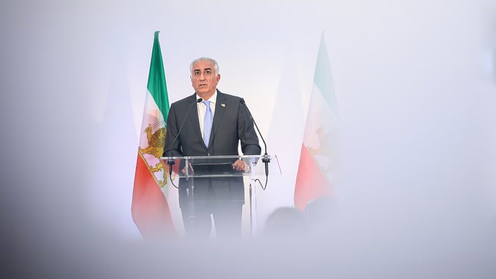 Ki Reza Pahlavi, a perzsa trón örököse, és mi az elképzelése Irán politikájáról?