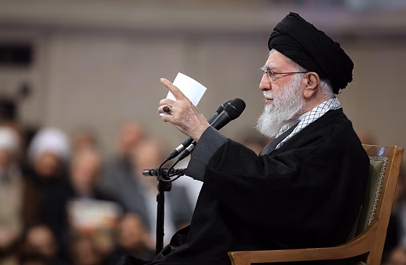 Irán legfelsőbb vezetője, Ali Khamenei ajatollah felszólal Teheránban, 2026. január 3-án.