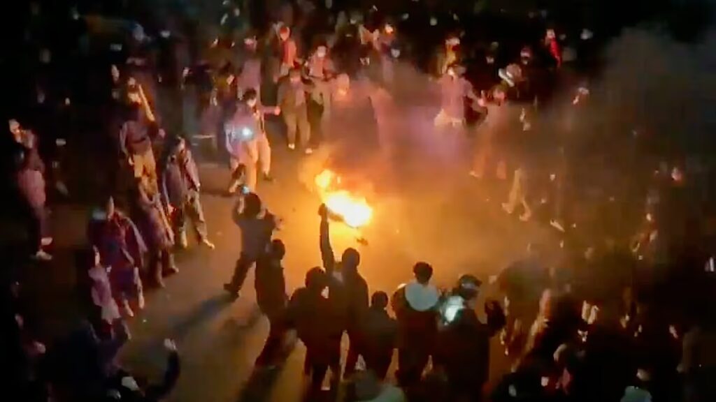 Irán nagyköveteket idézett be, hogy követeljék a tüntetések támogatásának visszavonását, mivel a halottak száma emelkedik