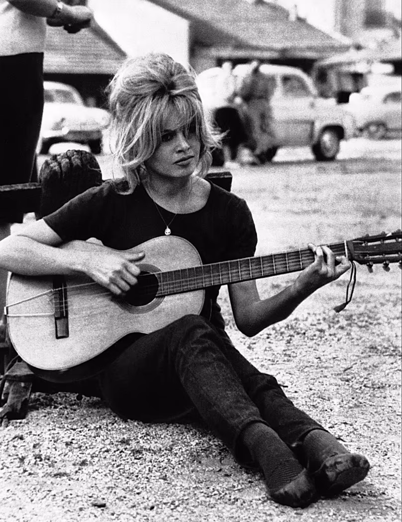 FÁJLÁS: Brigitte Bardot francia színésznő spanyol gitáron pengeti a franciaországi Boulogne-i filmstúdiót 1960. augusztus 17-én.