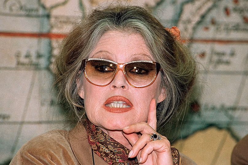 Az egykori francia filmsztár, Brigitte Bardot 1992. április 15-én részt vett egy brüsszeli sajtótájékoztatón, amelyen tiltakozik az európai állatokkal szembeni kegyetlenség ellen.