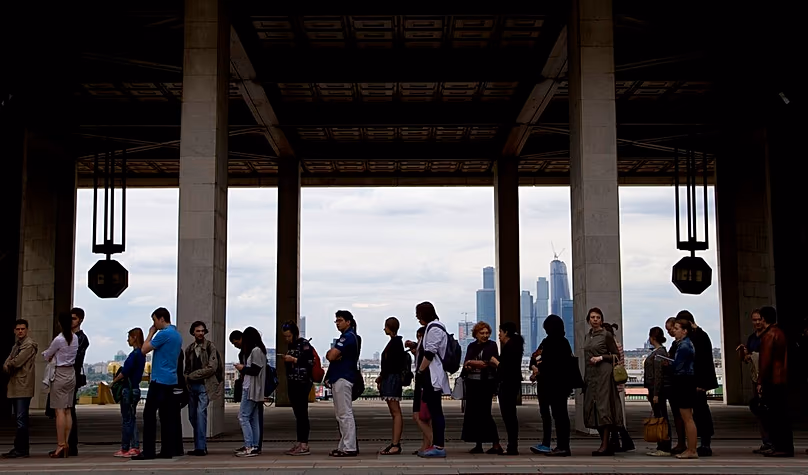 FÁJL: Az emberek sorban állnak, hogy részt vegyenek James Watson amerikai Nobel-díjas biológus előadásán a moszkvai Orosz Tudományos Akadémián, 2015. június 17.
