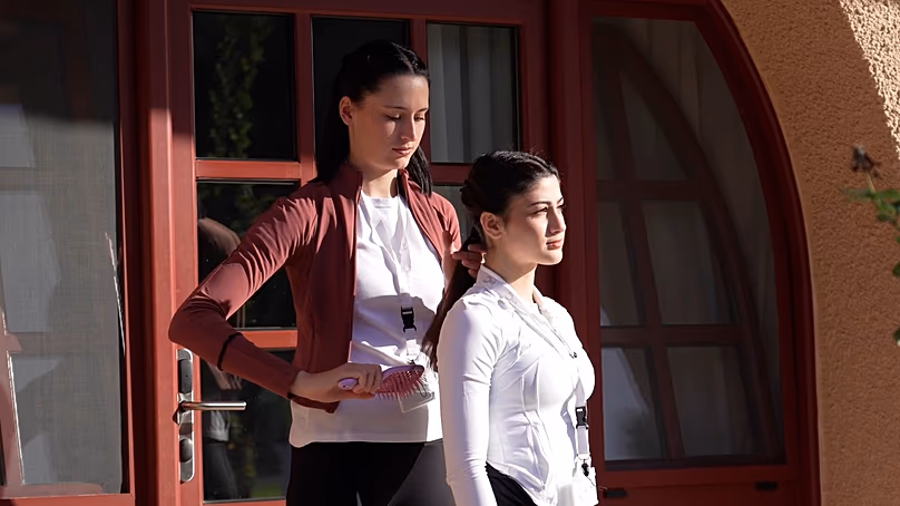 A papnők egymás haját fésülgetik