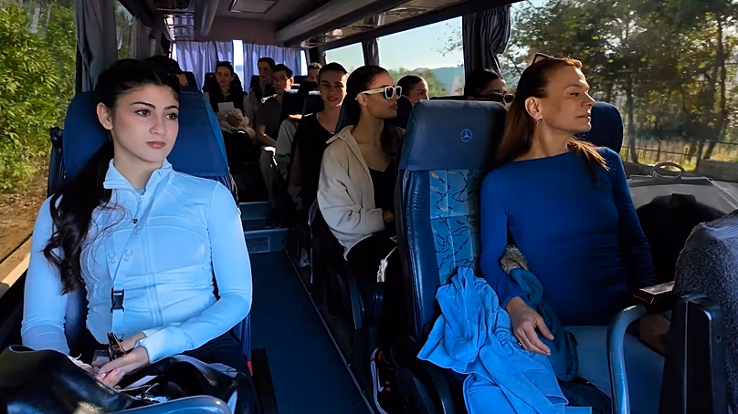 A csapatot szállító furgon belsejében