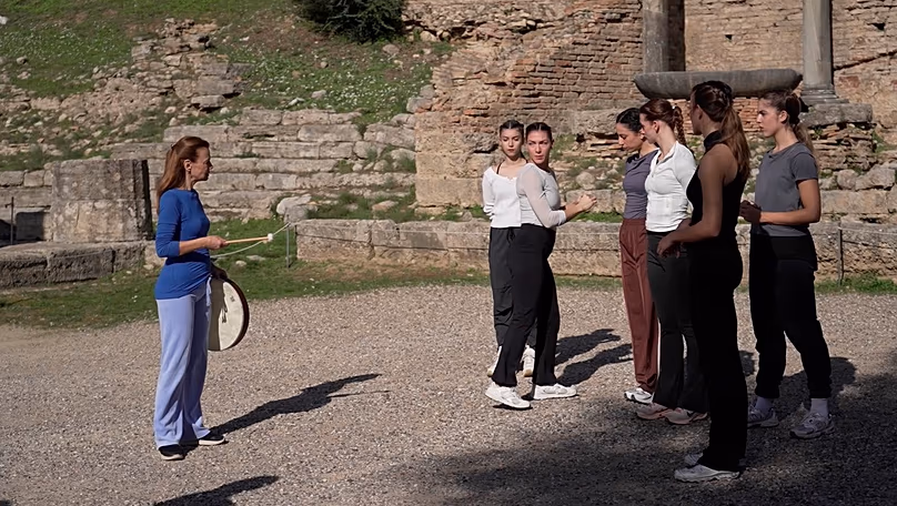 Artemis Ignatiou (dobbal) utasításokat ad