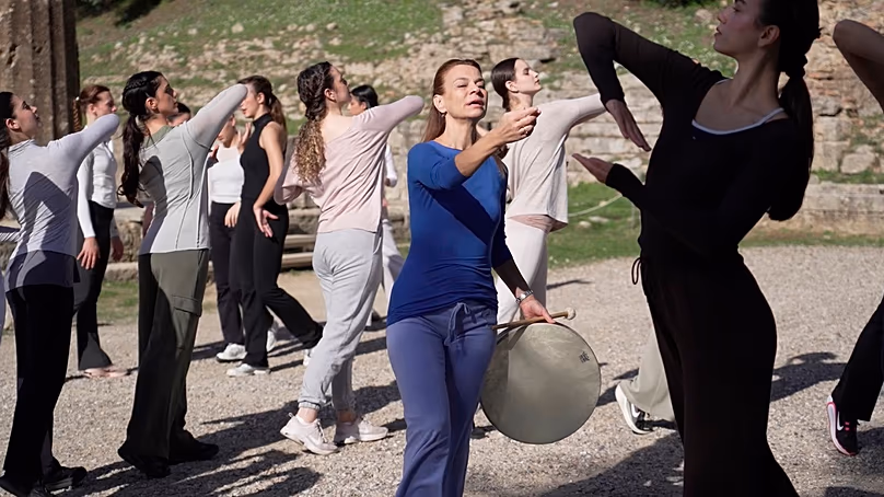 Artemis Ignatius utasításokat ad a papnőknek