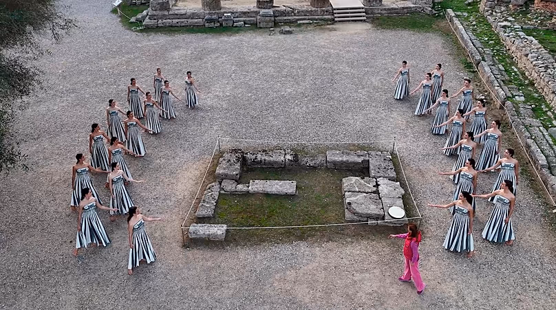 A papnők A. Ignácszal Héra temploma előtt
