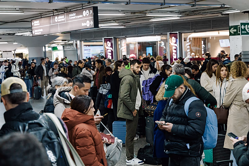 Az utasok a madridi vasútállomás aulájában várakoznak, 2026. január 18-án