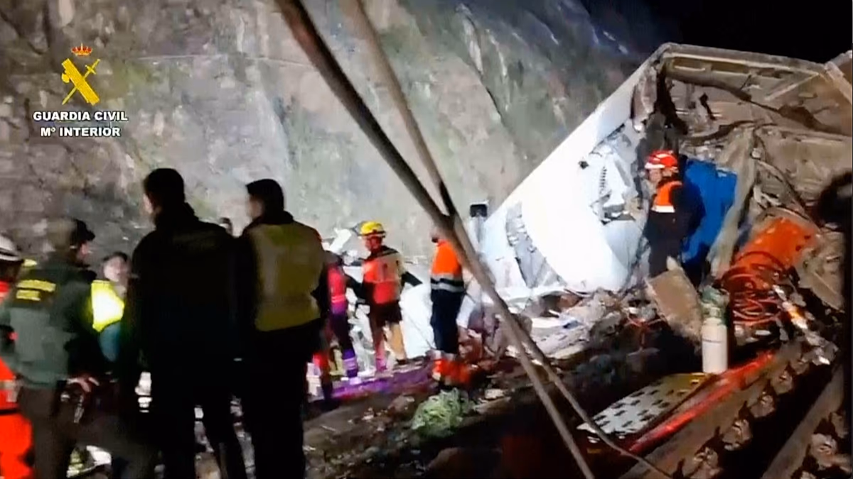 Legalább 39-re nőtt a spanyolországi vonatbaleset halálos áldozatainak száma, miközben a mentési munkálatok folytatódnak – közölte a rendőrség