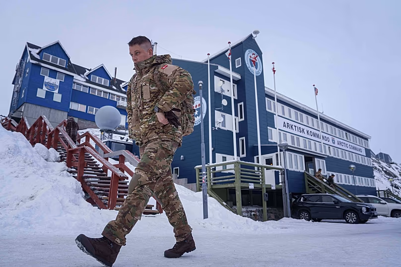 FÁJLÉK: Egy dán katona sétál a Joint Arctic Command központja előtt Nuukban, 2026. január 16.