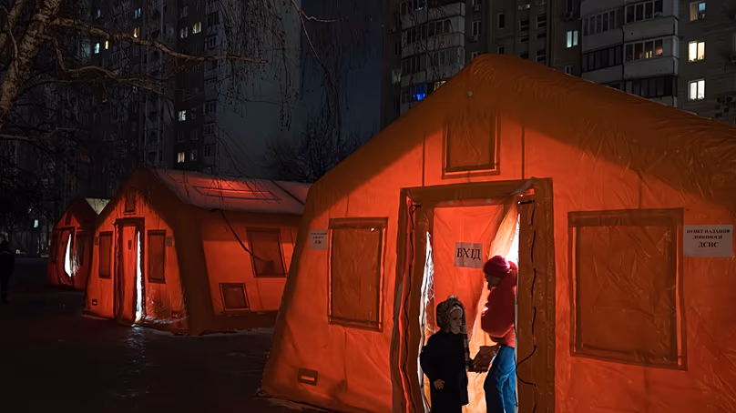 Az emberek sorban állnak egy kijevi hőpontnál, miután az orosz támadások miatt sok lakos áram, víz és fűtés nélkül maradt télen, 2026. január 15.