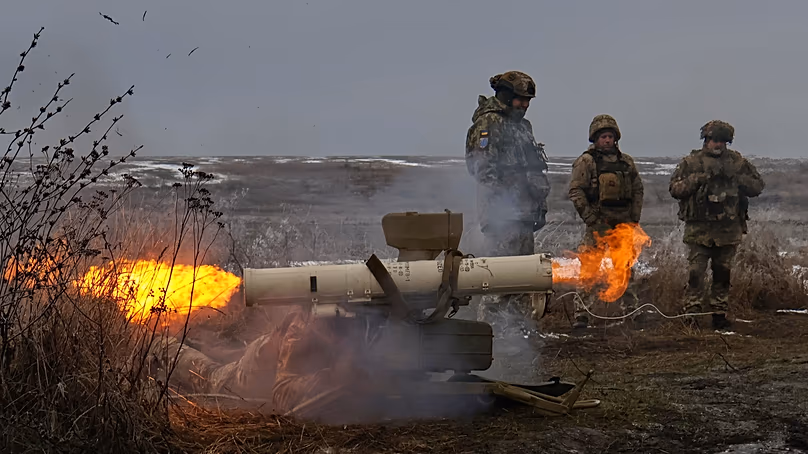 Az ukrán katonák páncéltörő rakétát lőttek ki egy gyakorlaton a frontvonal közelében Zaporizzsja régióban, 2026. január 4-én.